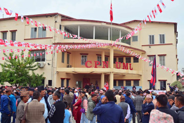एमालेको चियापानमा जे देखियाे: विप्लव पुग्दा हुटिङ, झाँक्री र शाक्यको अंकमाल (भिडियो/तस्वीरहरू)